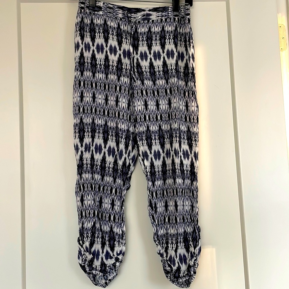 LAST CHANCE Funky print cropped, loose-fitted pants. EUC. Size small